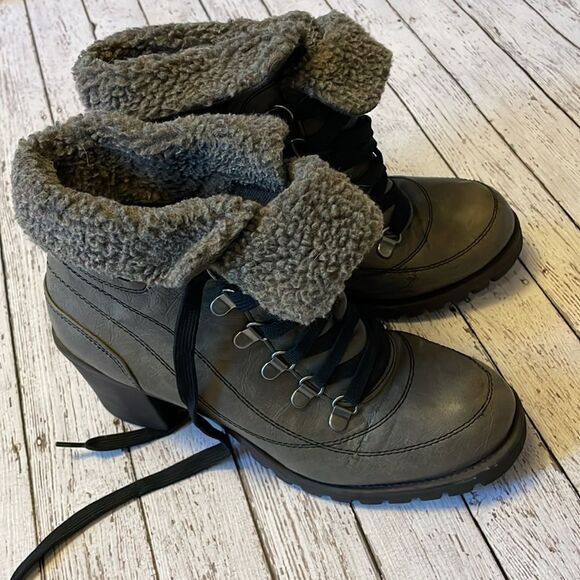 MUDD Ridge Grey Fur Trim Chunky Heel Lug Sole Ankle Boots size 9.5 - Picture 1 of 6